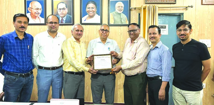 सम्मानित करते हुए सम्मानित करते हुए