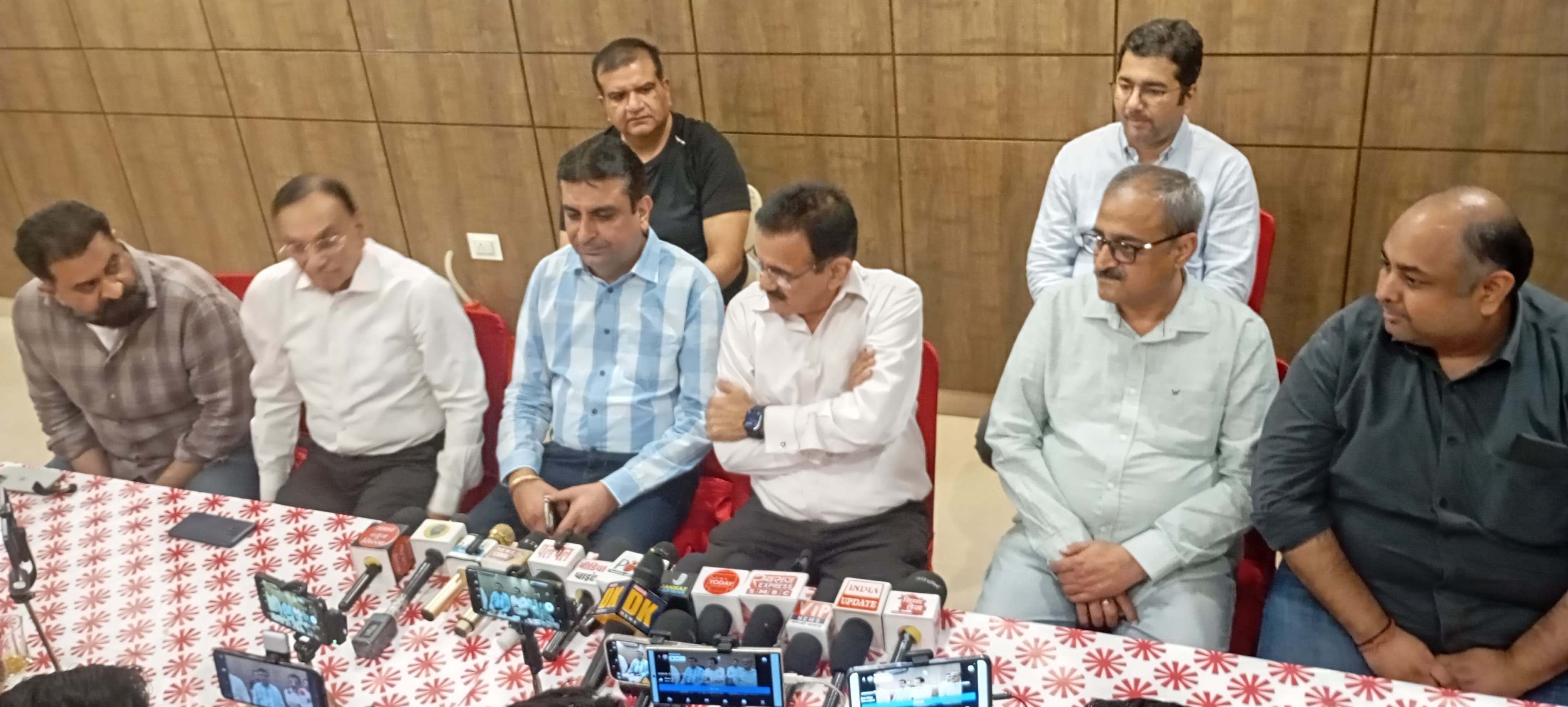 पत्रकारों से बातचीत करते आईएमए के पदाधिकारी। पत्रकारों से बातचीत करते आईएमए के पदाधिकारी।