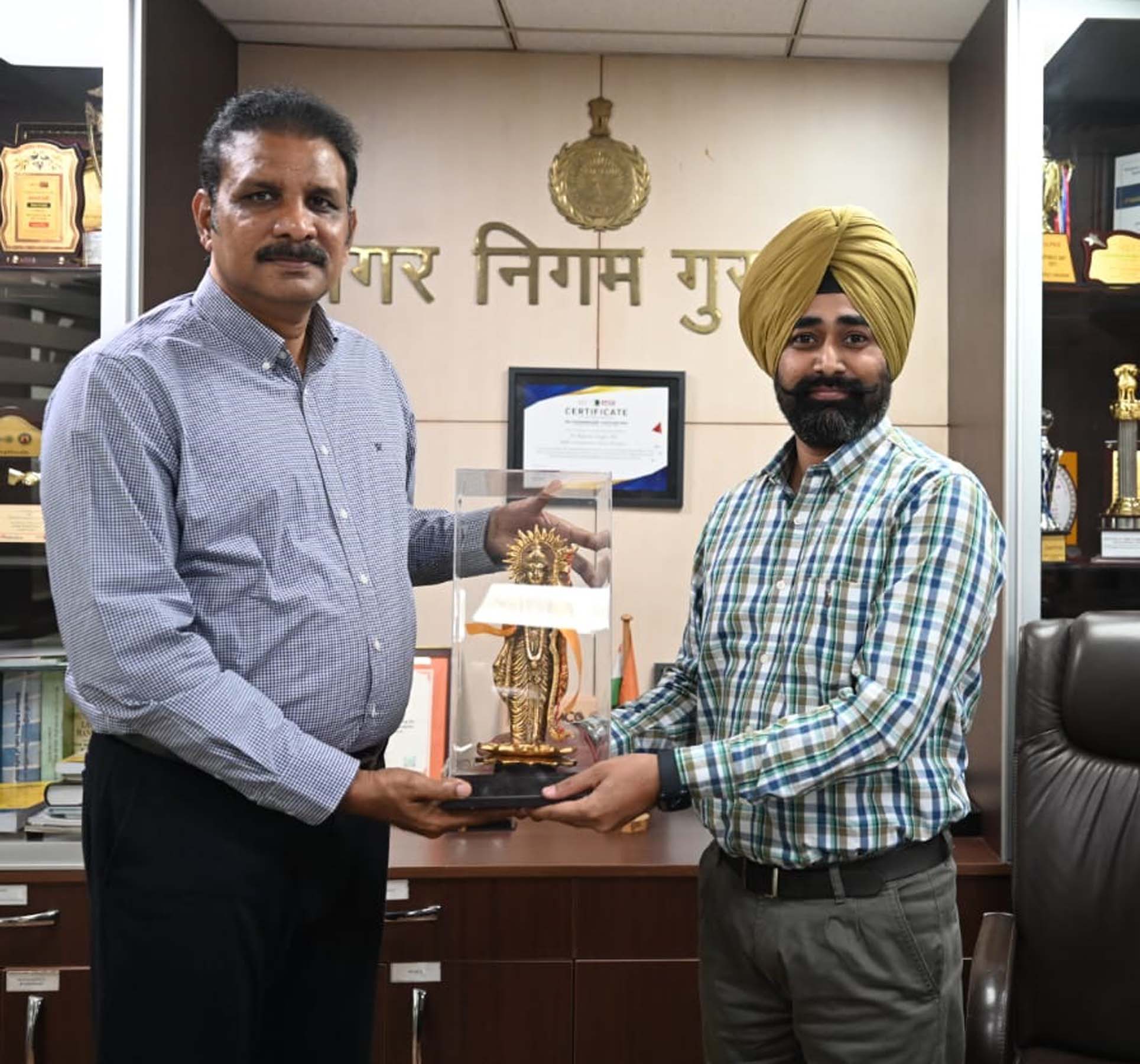 गुरुग्राम नगर निगम के संयुक्त आयुक्त का तबादला होने पर उन्हें विदाई समारोह में स्मृति चिन्ह भेंट करते अधिकारी। गुरुग्राम नगर निगम के संयुक्त आयुक्त का तबादला होने पर उन्हें विदाई समारोह में स्मृति चिन्ह भेंट करते अधिकारी।