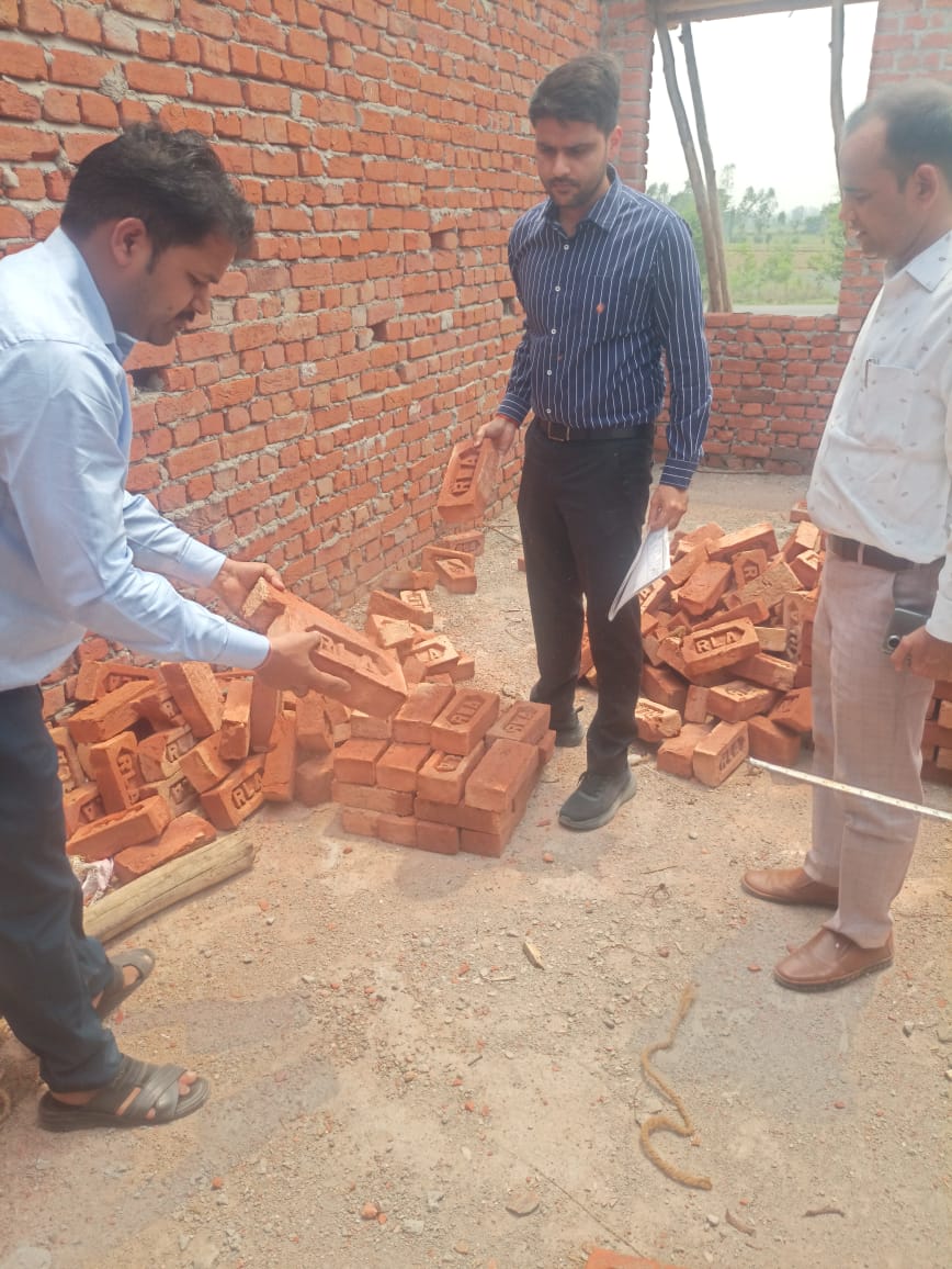 ईट सीमेंट गुणवत्ता की जांच करते सीडीओ व अन्य अधिकारी ईट सीमेंट गुणवत्ता की जांच करते सीडीओ व अन्य अधिकारी
