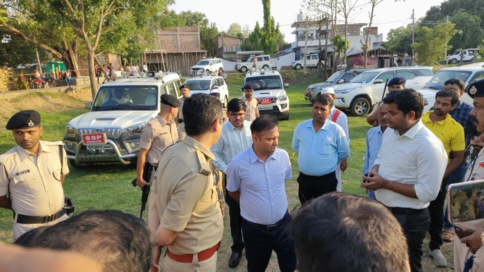 जायजा लेते जिलाधिकारी और अन्य जायजा लेते जिलाधिकारी और अन्य