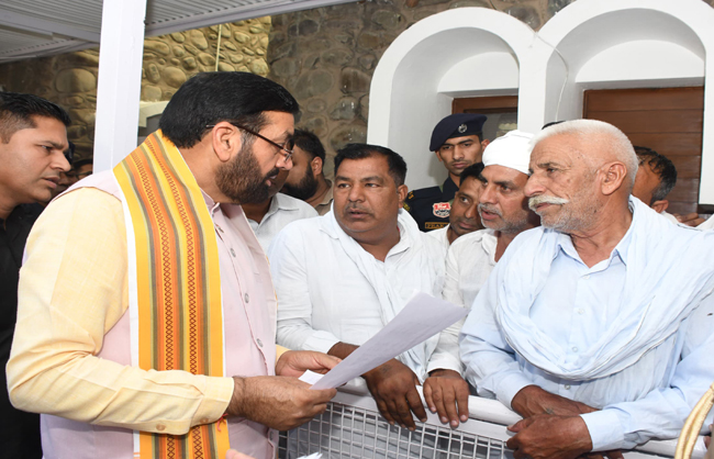 हरियाणा के मुख्यमंत्री नायब सैनी लोगों की समस्याएं सुनते हुए हरियाणा के मुख्यमंत्री नायब सैनी लोगों की समस्याएं सुनते हुए
