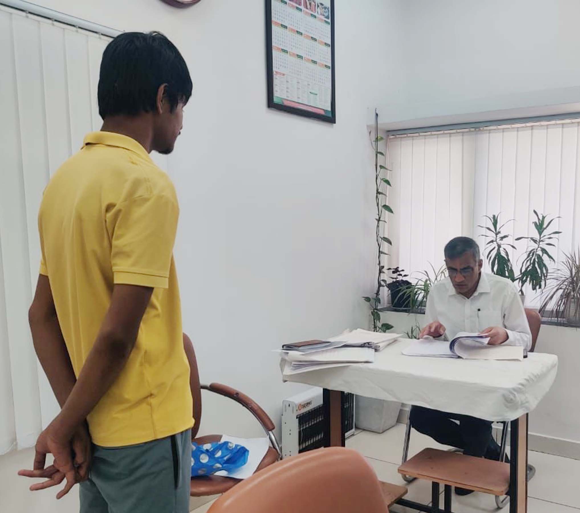 गुरुग्राम जिला जेल में लोक अदालत लगाकर बंदियों की सुनवाई करते मुख्य न्यायिक दंडाधिकारी रमेश चन्द्र। गुरुग्राम जिला जेल में लोक अदालत लगाकर बंदियों की सुनवाई करते मुख्य न्यायिक दंडाधिकारी रमेश चन्द्र।