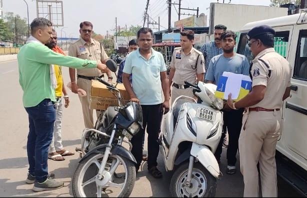 खमतराई में प्रतिबंधित नशीली सिरप का परिवहन करते तीन युवक पकड़ाए खमतराई में प्रतिबंधित नशीली सिरप का परिवहन करते तीन युवक पकड़ाए