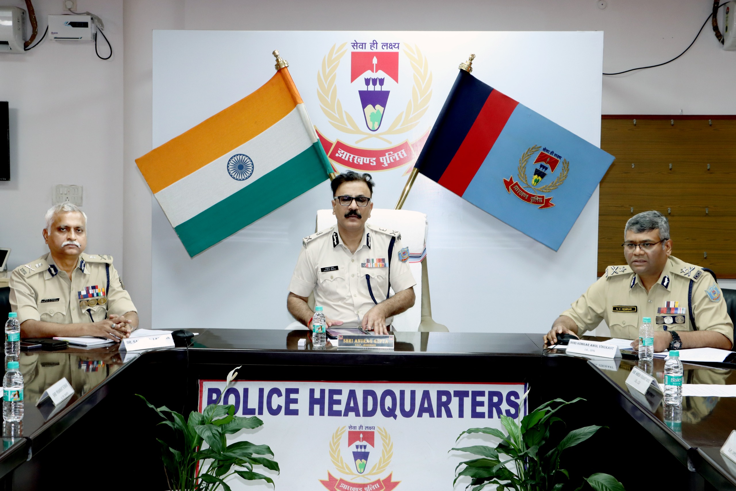 डीजीपी बैठक करते तस्वीर डीजीपी बैठक करते तस्वीर