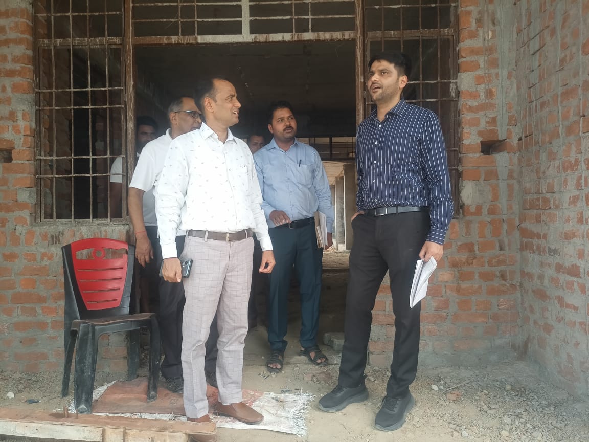 निरीक्षण करते सीडीओ अभिषेक कुमार निरीक्षण करते सीडीओ अभिषेक कुमार