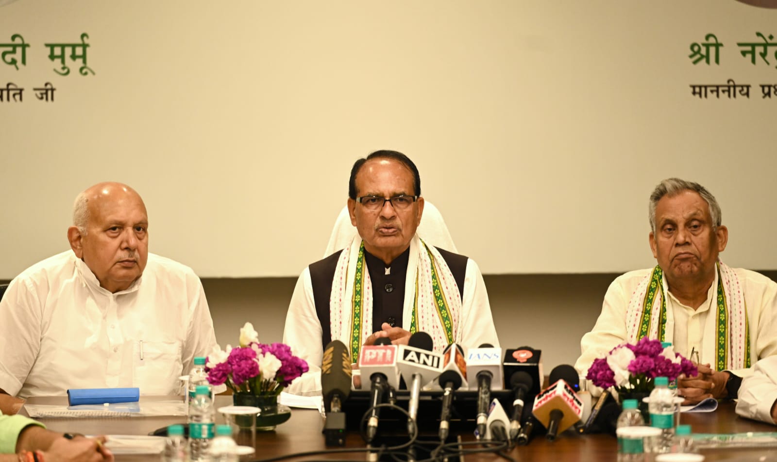 प्रेस कॉन्फ्रेंस में केंद्रीय कृषि एवं किसान कल्याण मंत्री शिवराज सिंह और राज्य मंत्री रामनाथ ठाकुर प्रेस कॉन्फ्रेंस में केंद्रीय कृषि एवं किसान कल्याण मंत्री शिवराज सिंह और राज्य मंत्री रामनाथ ठाकुर