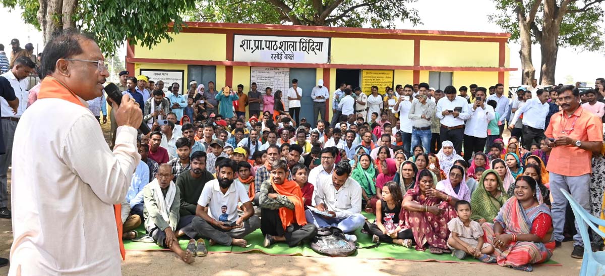 मुख्यमंत्री साय छिंदिया गांव में चौपाल लगाकर ग्रामीणों से चर्चा करते