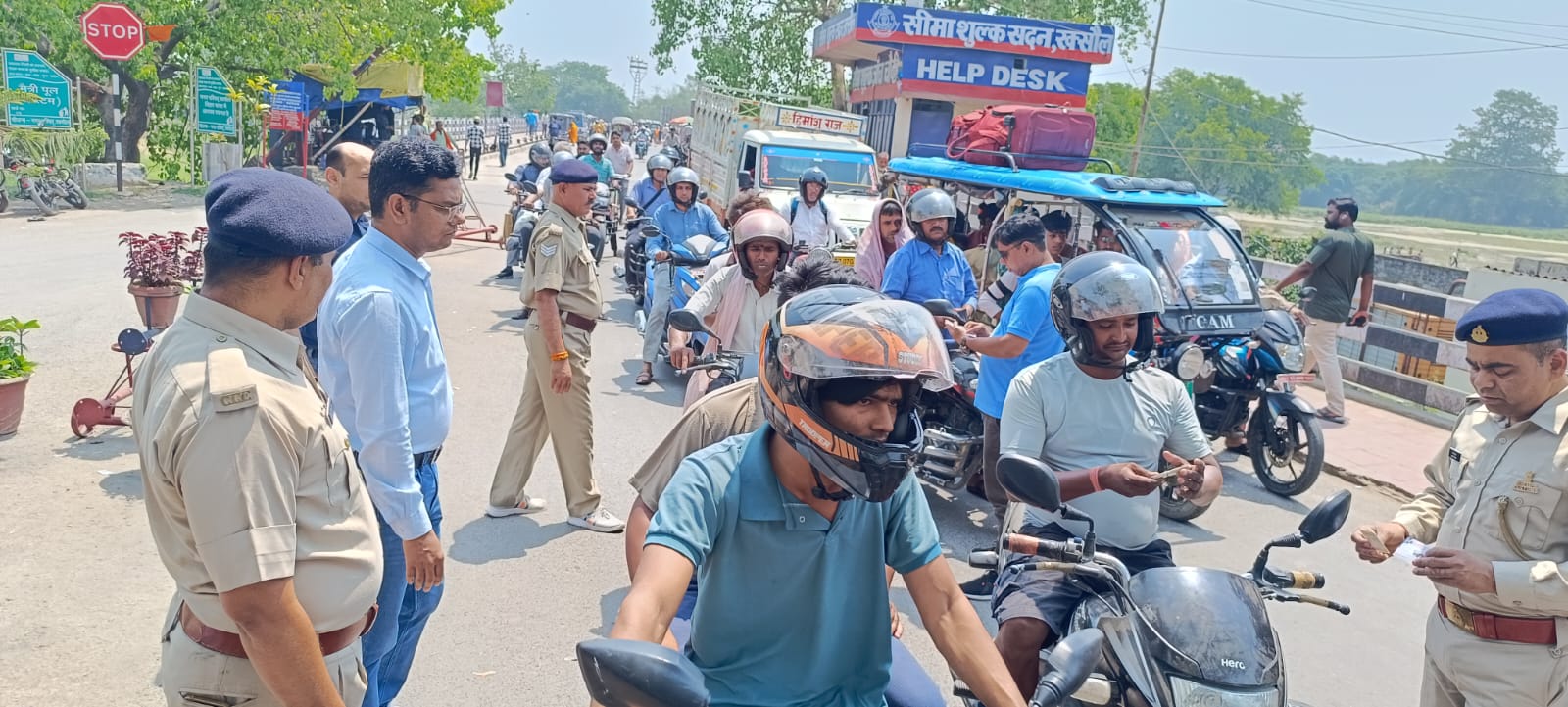 बार्डर पर जांच करते सुरक्षा अधिकारी बार्डर पर जांच करते सुरक्षा अधिकारी