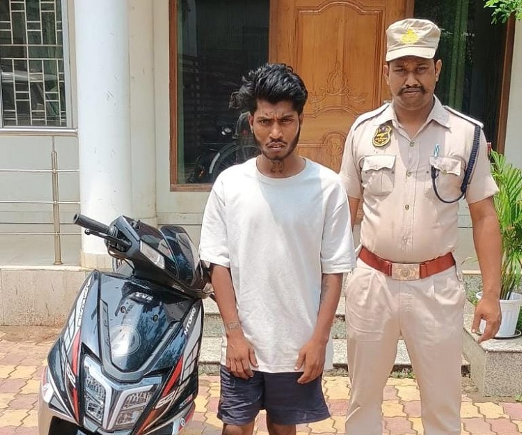 स्कूटी चोर गिरफ्तार स्कूटी चोर गिरफ्तार