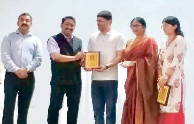 सोनीपत: खेल स्कूल         राई के विद्यार्थियों को यूपीएससी उतीर्ण करने पर सम्मानित करते हुए कुलपति अशोक
