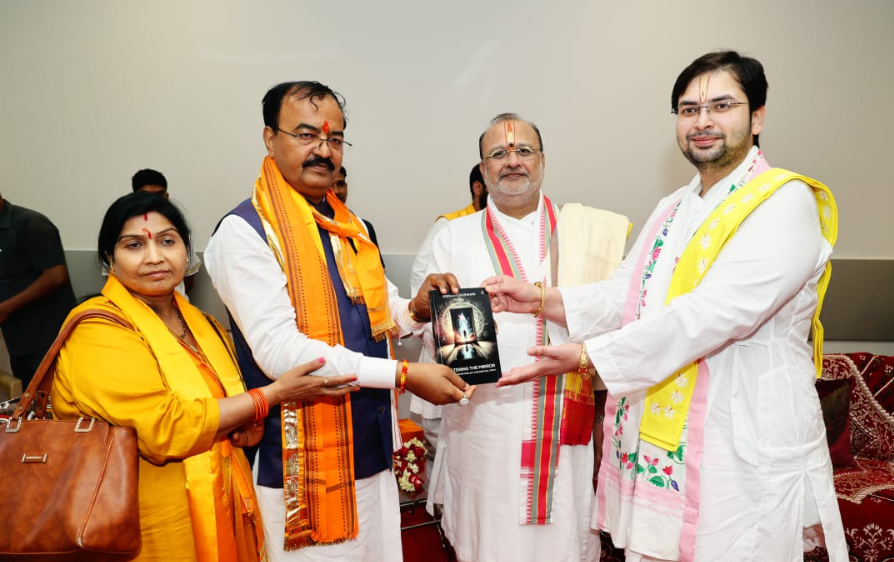 पूज्य आचार्यचरणों ने उपमुख्यमंत्री और उनकी पत्नी को मास्टरिंग द मिरर पुस्तक भेंट करते हुए पूज्य आचार्यचरणों ने उपमुख्यमंत्री और उनकी पत्नी को मास्टरिंग द मिरर पुस्तक भेंट करते हुए