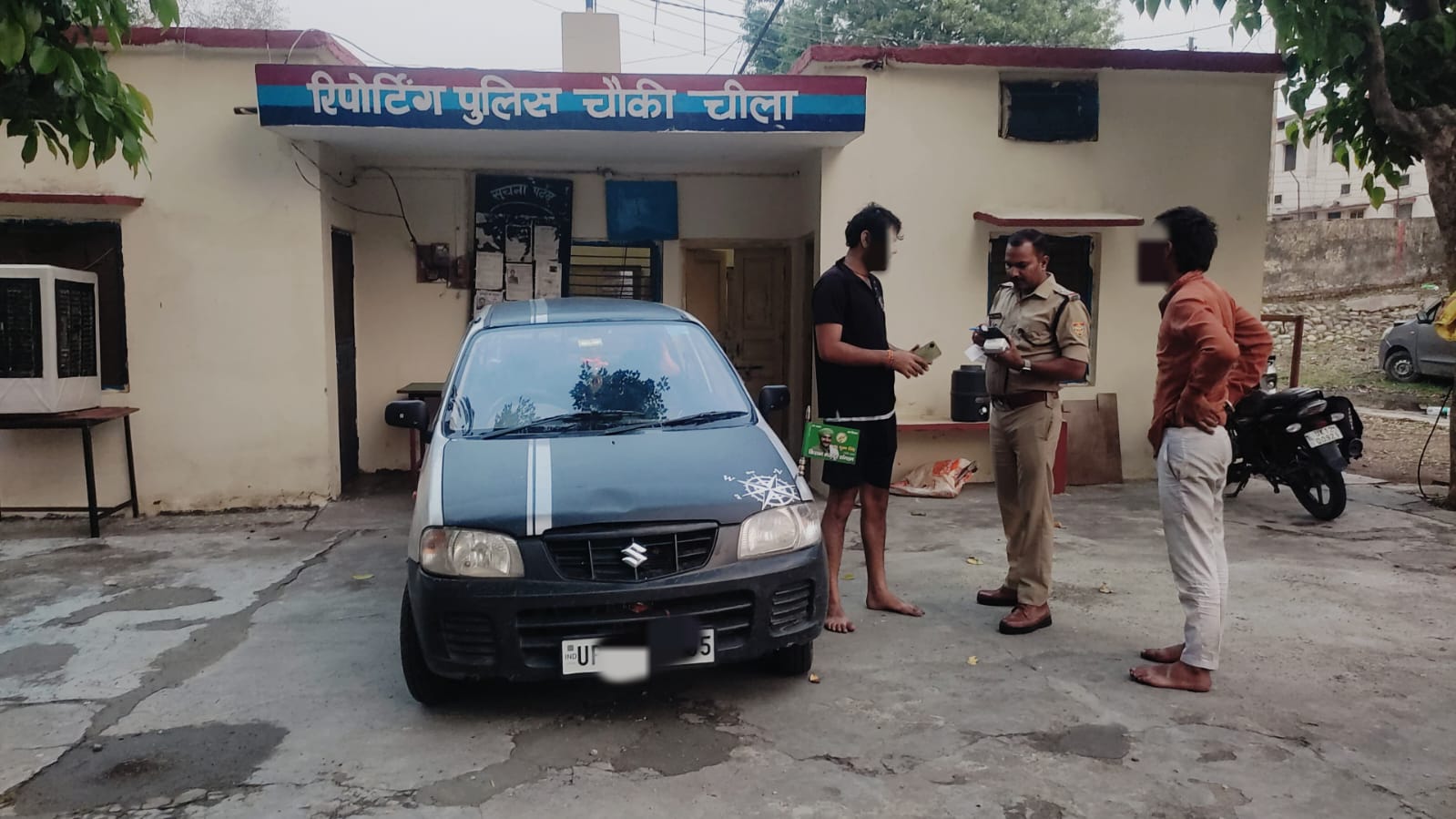 वाहन चालक से पूछताछ करती पौड़ी पुलिस वाहन चालक से पूछताछ करती पौड़ी पुलिस