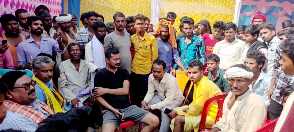 दूल्हा के साथ बैठकर पंचायती करते ग्रामीण दूल्हा के साथ बैठकर पंचायती करते ग्रामीण