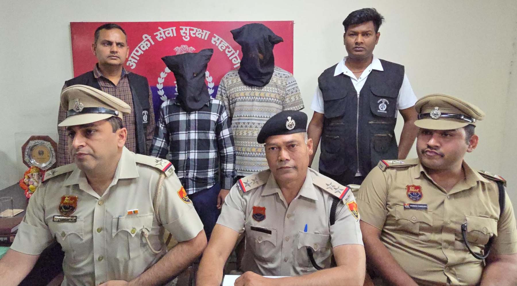 पुलिस गिरफ्त में हत्या के आरोपी। पुलिस गिरफ्त में हत्या के आरोपी।