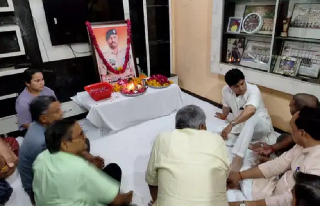 शिवपुरी में शहीद जवान के घर पहुंचे सिंधिया शिवपुरी में शहीद जवान के घर पहुंचे सिंधिया