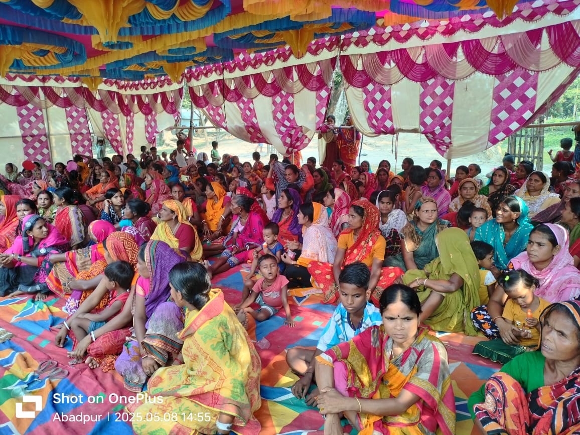 कार्यक्रम में भाग लेती हुई महिलाएं कार्यक्रम में भाग लेती हुई महिलाएं