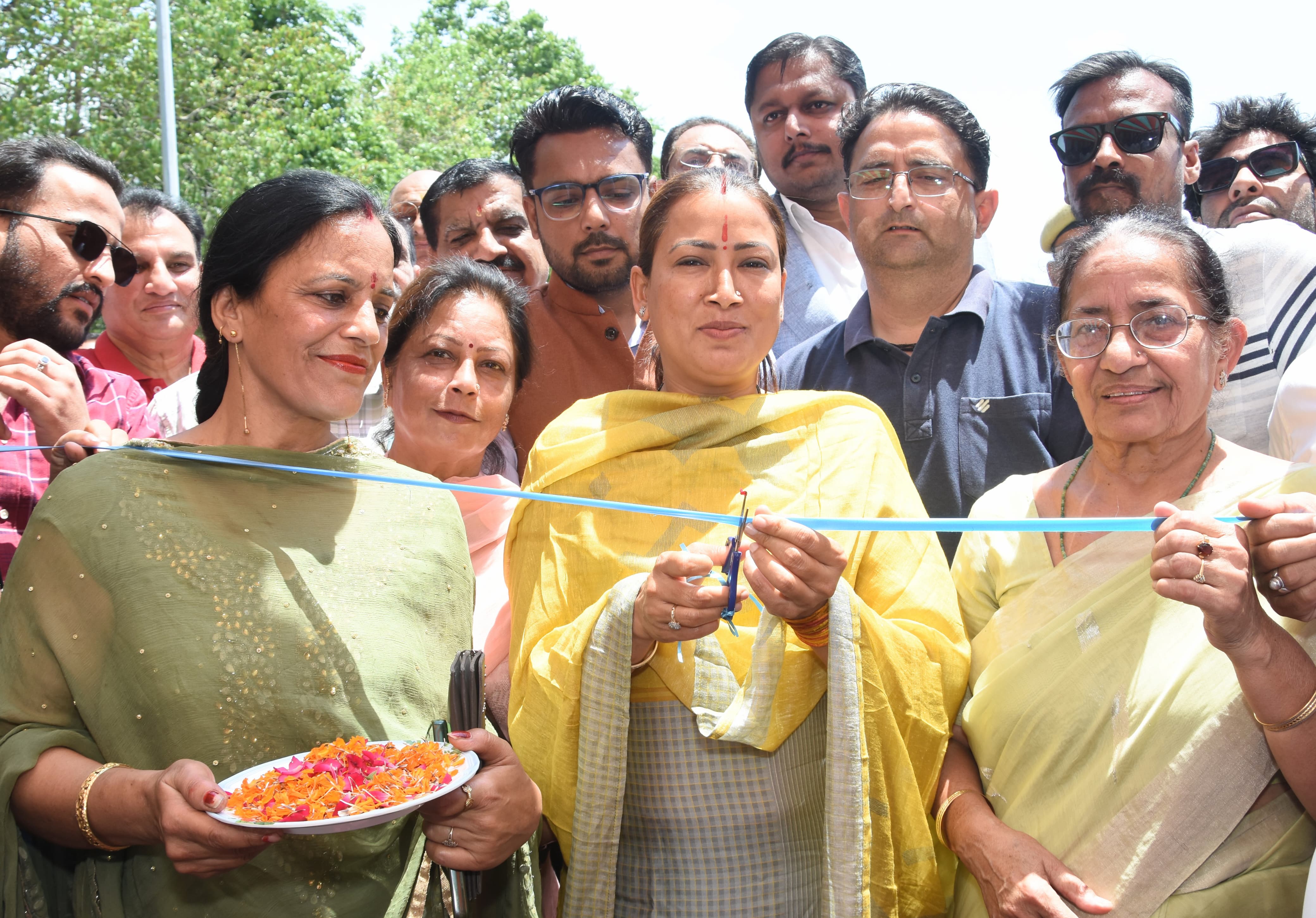 खेल मंत्री रेखा आर्या प्रेम नगर के दशहरा ग्राउंड में नवनिर्मित मिनी स्टेडियम का लोकार्पण करते। खेल मंत्री रेखा आर्या प्रेम नगर के दशहरा ग्राउंड में नवनिर्मित मिनी स्टेडियम का लोकार्पण करते।