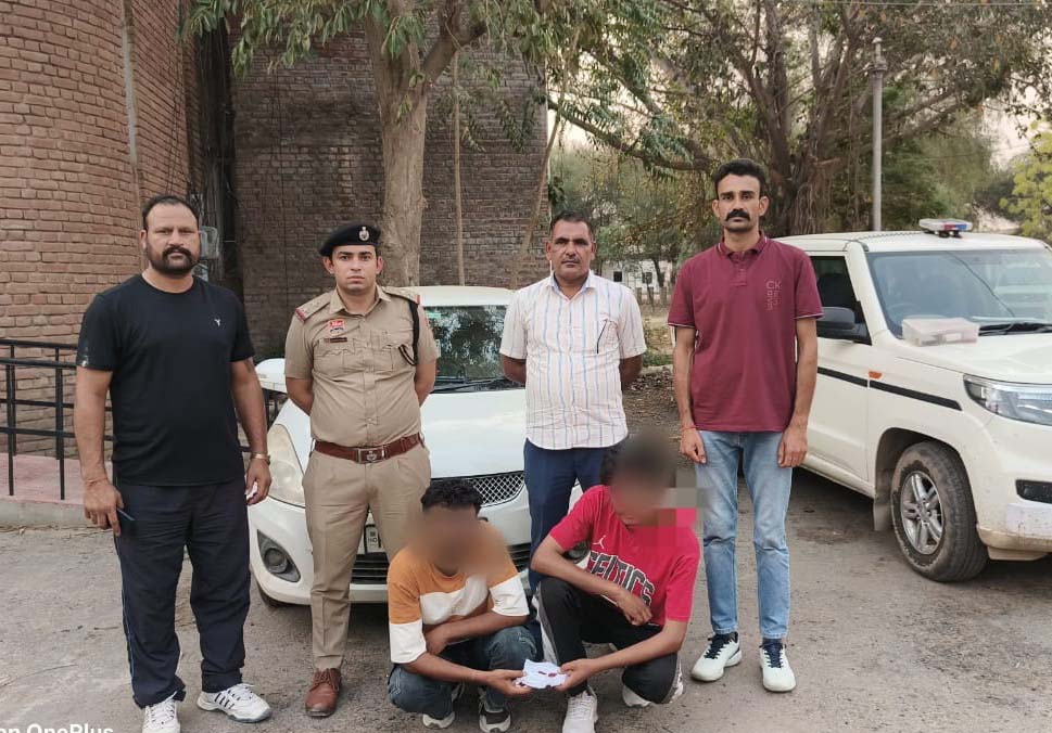 पकड़े गए हेरोइन तस्कर। पकड़े गए हेरोइन तस्कर।