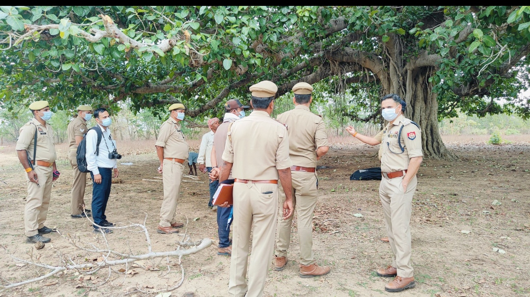 घटनास्थल की जांच करते पुलिस अधीक्षक अशोक कुमार मीणा घटनास्थल की जांच करते पुलिस अधीक्षक अशोक कुमार मीणा