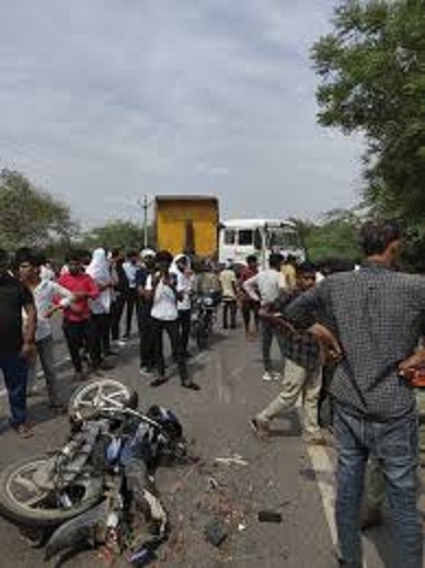 कार ने बाइक पर बैठे छात्र को मारी टक्कर कार ने बाइक पर बैठे छात्र को मारी टक्कर