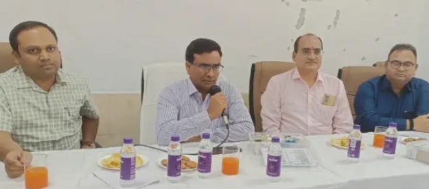 जानकारी देते मंडल रेल प्रबंधक जानकारी देते मंडल रेल प्रबंधक