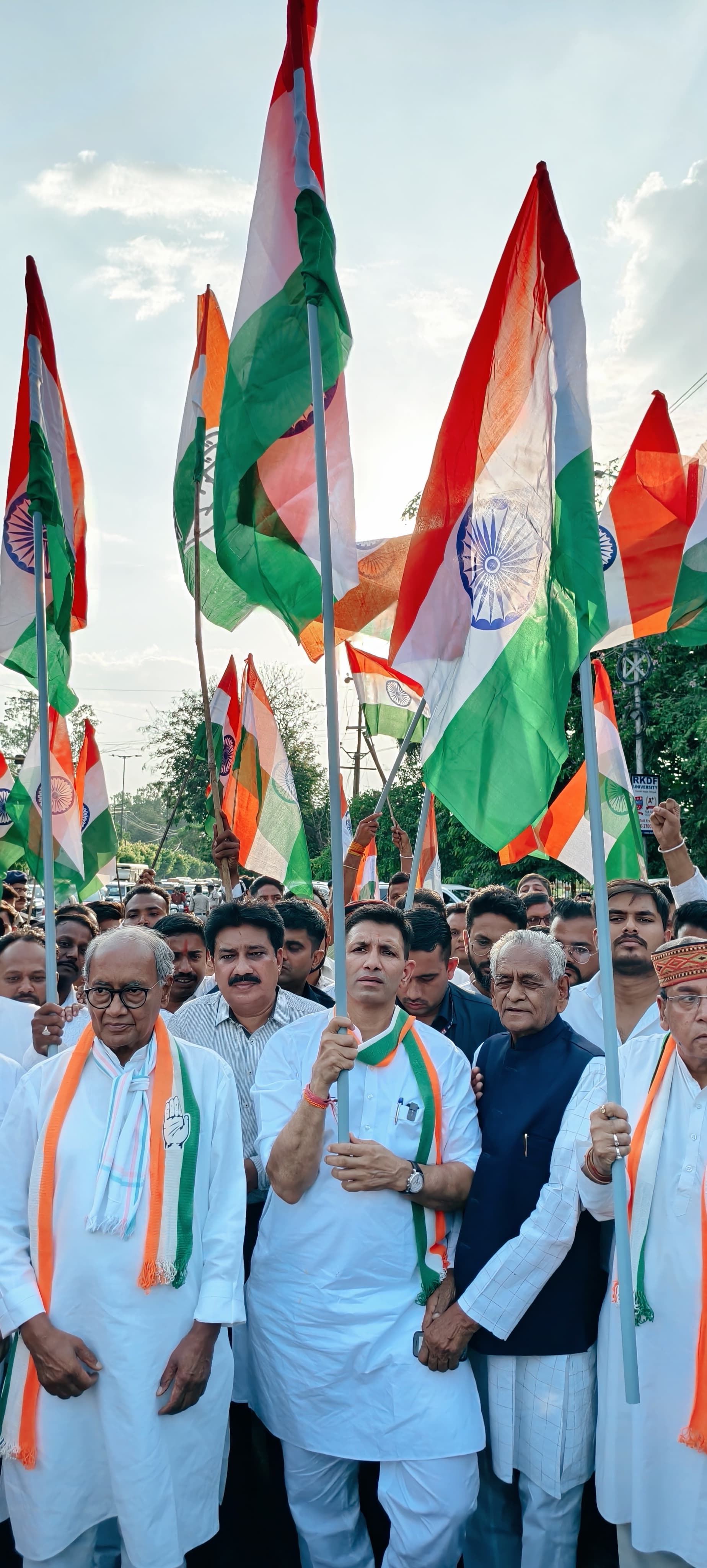 भोपाल में कांग्रेस ने तिरंगा यात्रा निकाली भोपाल में कांग्रेस ने तिरंगा यात्रा निकाली