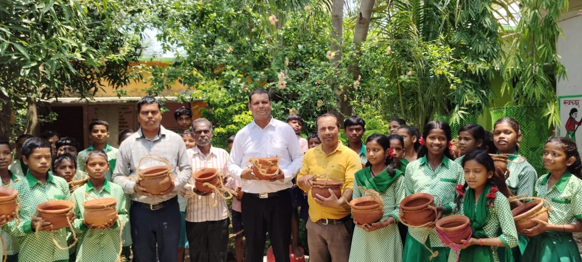 पशु-पक्षियों के दाना-पानी की व्यवस्था करते स्कूल प्रबंधन पशु-पक्षियों के दाना-पानी की व्यवस्था करते स्कूल प्रबंधन