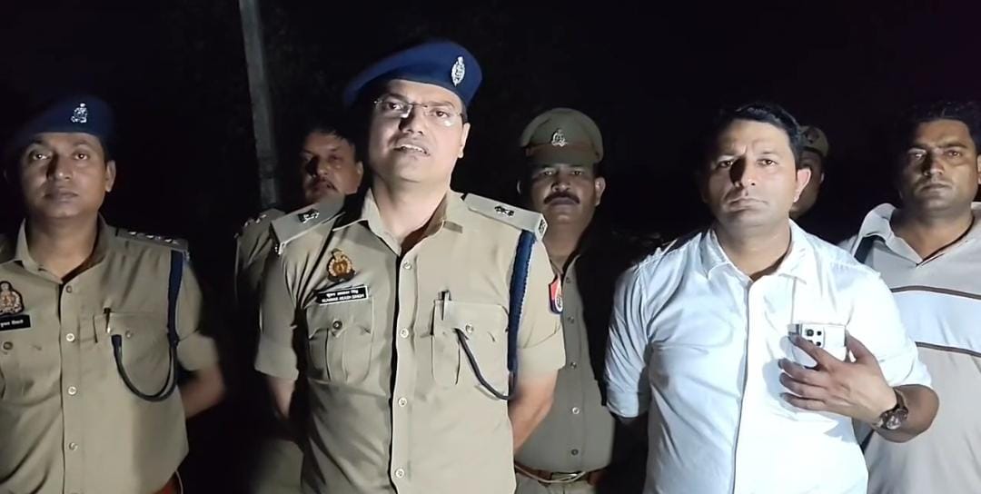 गोकशी के आरोपितों के साथ पुलिस मुठभेड़ की जानकारी देते पुलिस अधीक्षक देहात। गोकशी के आरोपितों के साथ पुलिस मुठभेड़ की जानकारी देते पुलिस अधीक्षक देहात।