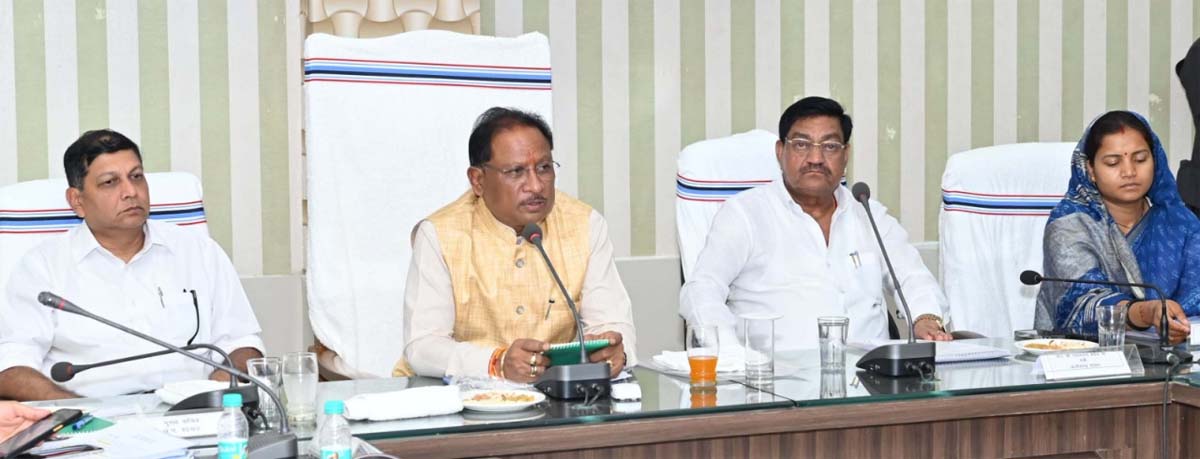 मुख्यमंत्री साय अधिकारियों की बैठक लेते मुख्यमंत्री साय अधिकारियों की बैठक लेते
