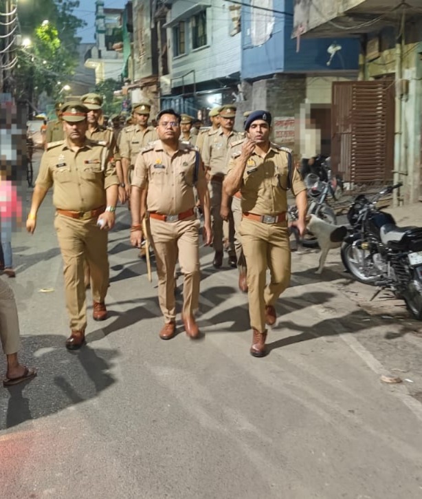 गश्त करते डीसीपी सिटी धवल जायसवाल गश्त करते डीसीपी सिटी धवल जायसवाल