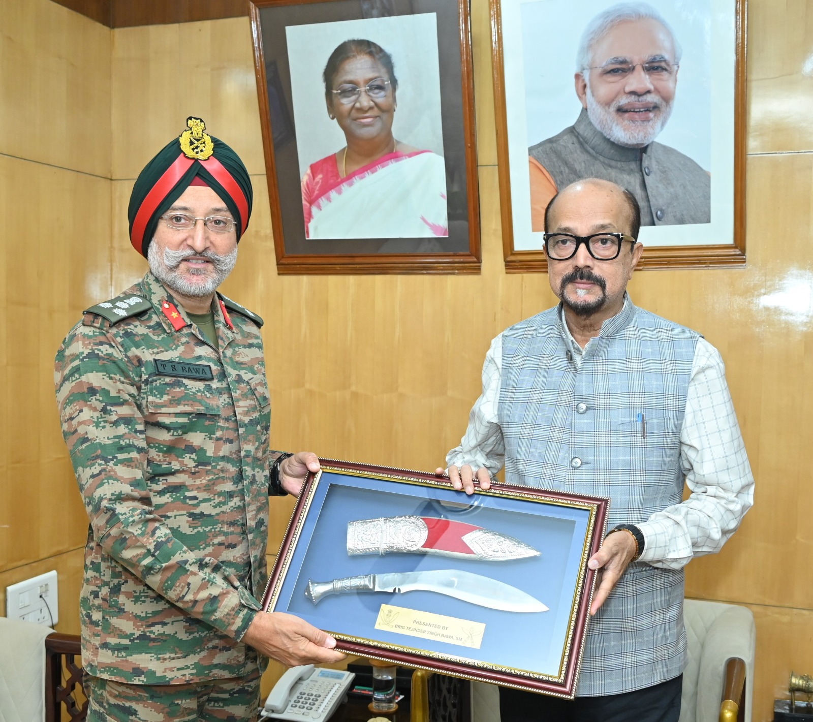 राज्यपाल रमेन डेका से राजभवन में छत्तीसगढ़ और ओडिशा सब एरिया के नव नियुक्त कमांडर ब्रिगेडियर तेजिंदर सिंह बावा सौजन्य भेंट करते हुए राज्यपाल रमेन डेका से राजभवन में छत्तीसगढ़ और ओडिशा सब एरिया के नव नियुक्त कमांडर ब्रिगेडियर तेजिंदर सिंह बावा सौजन्य भेंट करते हुए