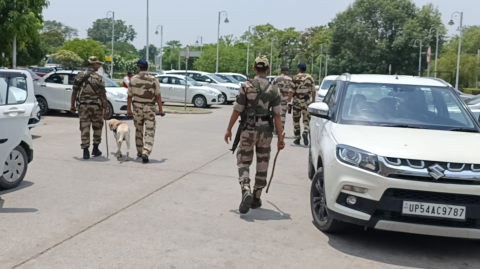 सड़कों पर सुरक्षा बल के जवान सड़कों पर सुरक्षा बल के जवान