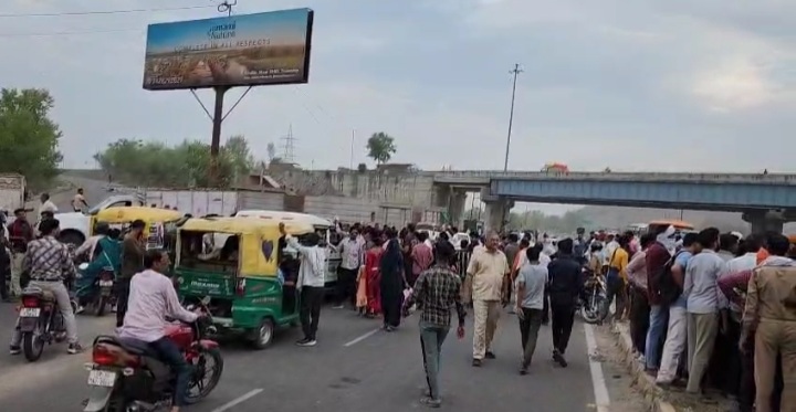 जैम लगाए परिजन