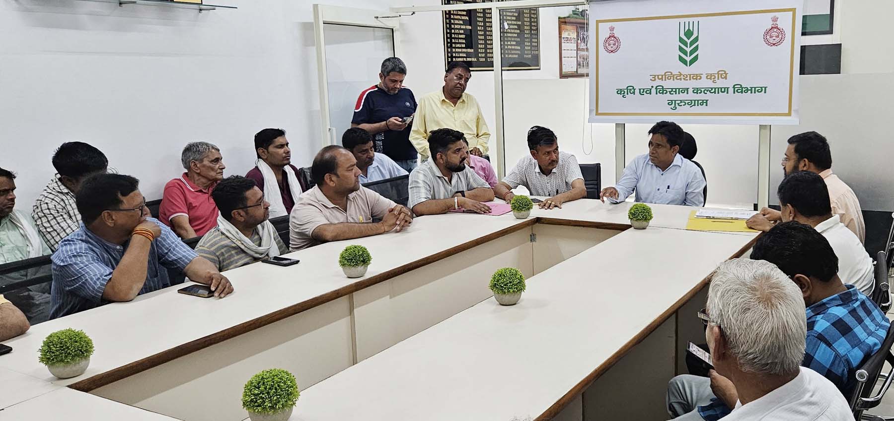 गुरुग्राम में खाद, बीज व दवाई विक्रेताओं की बैठक लेते उपनिदेशक अनिल तंवर। गुरुग्राम में खाद, बीज व दवाई विक्रेताओं की बैठक लेते उपनिदेशक अनिल तंवर।