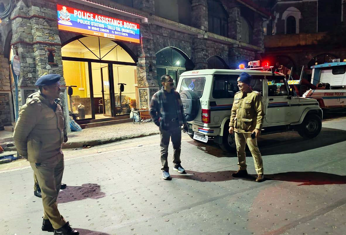 गुरुवार रात्रि नैनीताल में पुलिस की सक्रियता का निरीक्षण करने पहुंचे एसपी-अपराध एवं कानून व्यवस्था डॉ. जगदीश चंद्रा।
