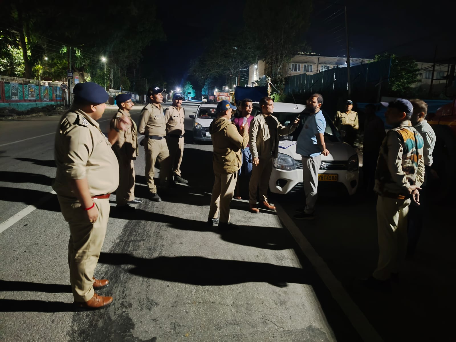 पौड़ी में वाहनों चेकिंग करती हुई पुलिस पौड़ी में वाहनों चेकिंग करती हुई पुलिस