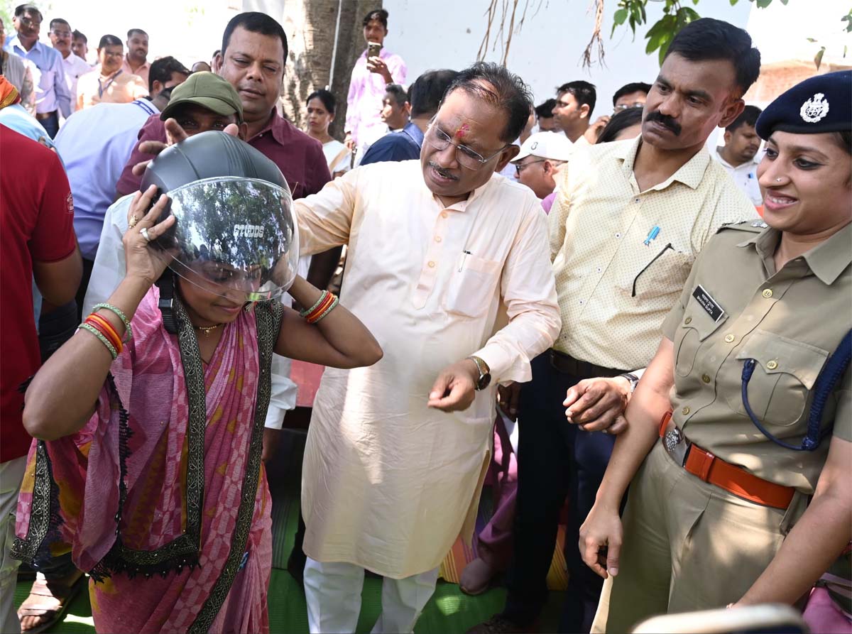 मुख्यमंत्री साय युवाओं को हेलमेट पहनाते मुख्यमंत्री साय युवाओं को हेलमेट पहनाते