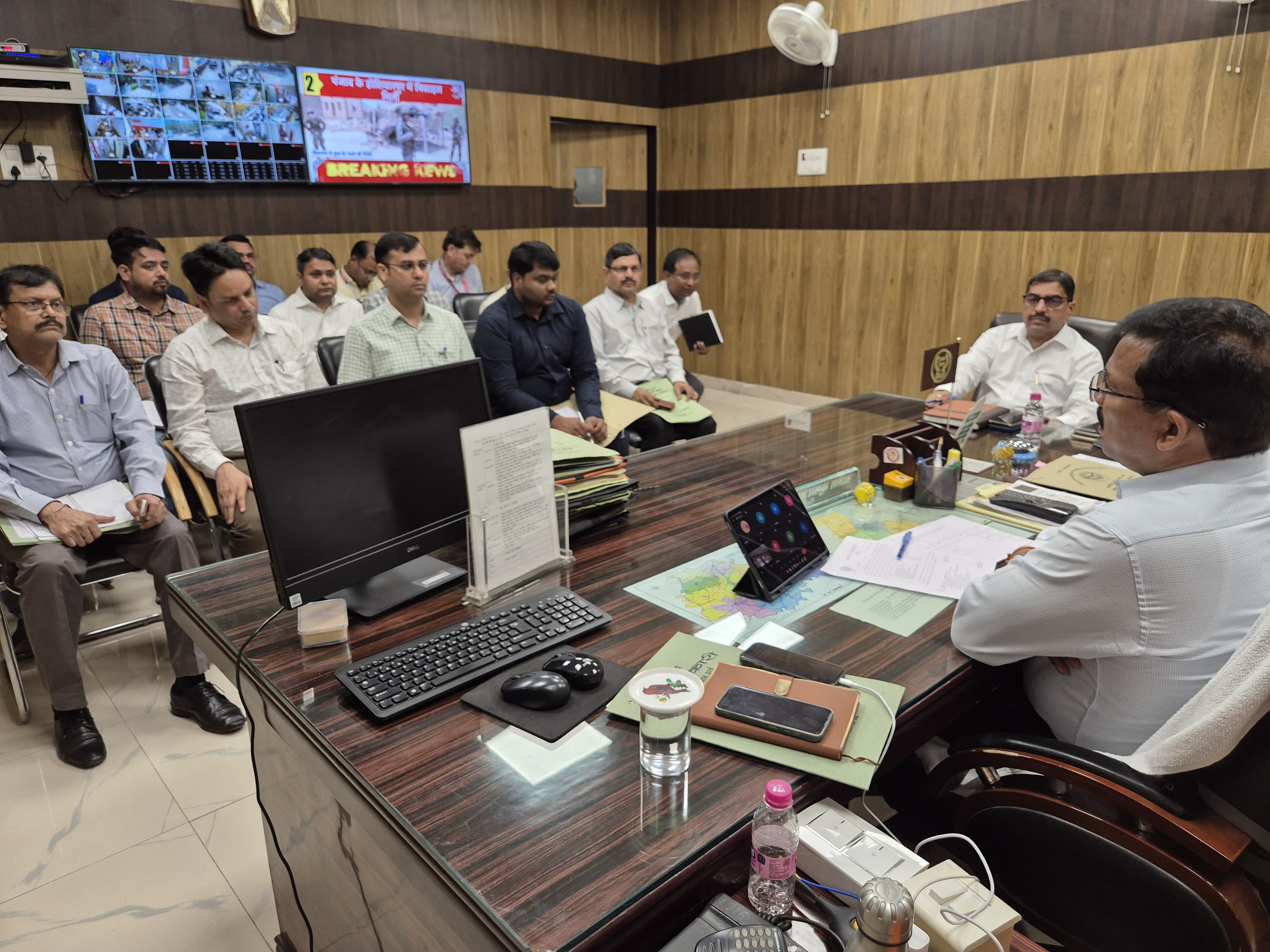 बैठक लेते जिलाधिकारी बैठक लेते जिलाधिकारी