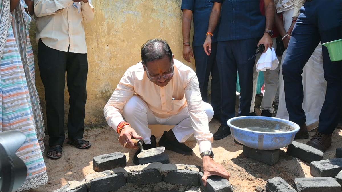 मुख्यमंत्री साय सोखता गड्ढा के लिए ईट जोड़ाई करते मुख्यमंत्री साय सोखता गड्ढा के लिए ईट जोड़ाई करते