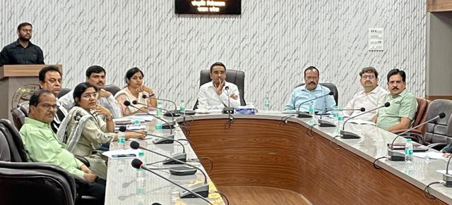 निदेशक विशाल सिंह ने की बैठक निदेशक विशाल सिंह ने की बैठक