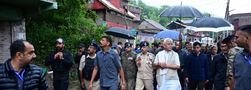 उपराज्यपाल ने उडी के लगमा और गिंगल के सीमावर्ती गांवों में पाक गोलाबारी से हुए नुकसान का किया आकलन उपराज्यपाल ने उडी के लगमा और गिंगल के सीमावर्ती गांवों में पाक गोलाबारी से हुए नुकसान का किया आकलन