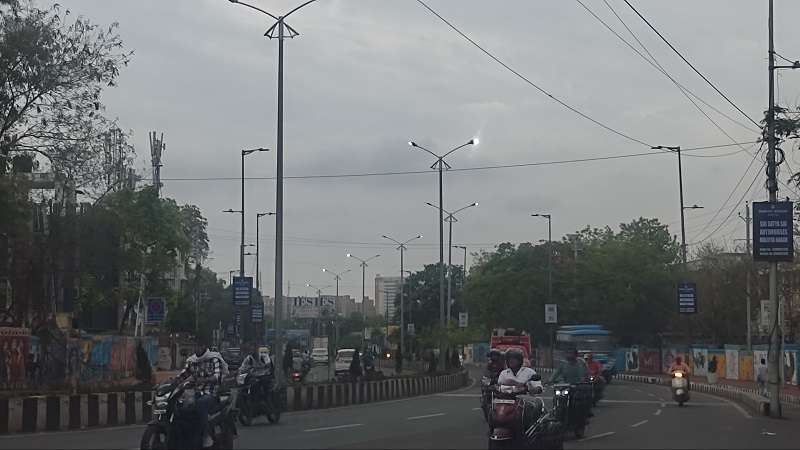 भोपाल शहर में गुरुवार को बदला रहा मौसम, कमला पार्क रोड पर दिन में भी लाइट जलती हुई दिखाई दी भोपाल शहर में गुरुवार को बदला रहा मौसम, कमला पार्क रोड पर दिन में भी लाइट जलती हुई दिखाई दी