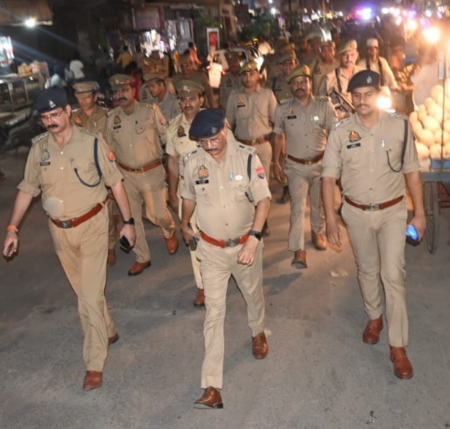 गश्त पर उतरे डीसीपी ग्रामीण एसएन तिवारी गश्त पर उतरे डीसीपी ग्रामीण एसएन तिवारी