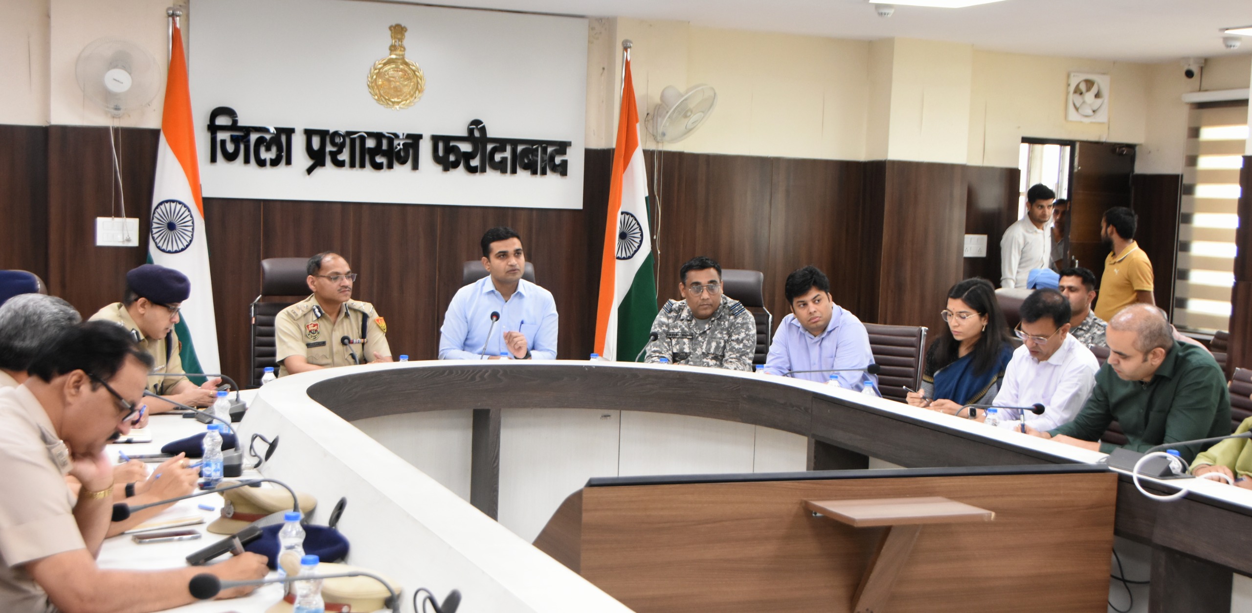 उपायुक्त विक्रम सिंह और पुलिस आयुक्त सतेंद्र कुमार गुप्ता तैयारियों की समीक्षा करते हुए उपायुक्त विक्रम सिंह और पुलिस आयुक्त सतेंद्र कुमार गुप्ता तैयारियों की समीक्षा करते हुए