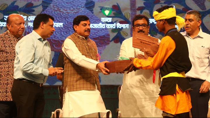 राज्य स्तरीय आदि शिल्पग्राम महोत्सव में कलाकारों को सम्मानित करते हुए मुख्यमंत्री राज्य स्तरीय आदि शिल्पग्राम महोत्सव में कलाकारों को सम्मानित करते हुए मुख्यमंत्री