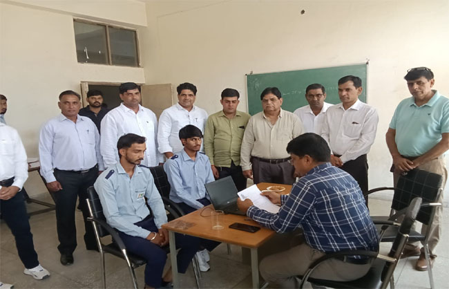 औद्योगिक प्रशिक्षण संस्थान कुंड मनेठी में रोजगार मेले के दौरान साक्षात्कार लेते कंपनी प्रतिनिधि। औद्योगिक प्रशिक्षण संस्थान कुंड मनेठी में रोजगार मेले के दौरान साक्षात्कार लेते कंपनी प्रतिनिधि।