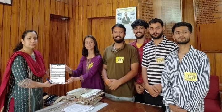 अखिल भारतीय विद्यार्थी परिषद ने उपायुक्त को सौंपा ज्ञापन, युद्धकाल में सहयोग का दिया आश्वासन अखिल भारतीय विद्यार्थी परिषद ने उपायुक्त को सौंपा ज्ञापन, युद्धकाल में सहयोग का दिया आश्वासन