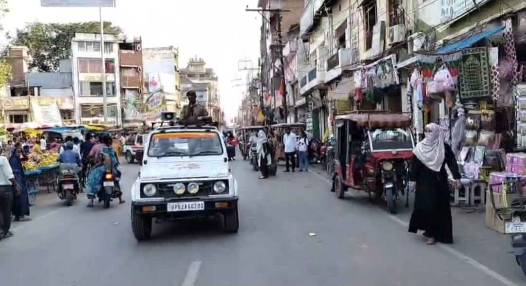 सुरक्षा व्यवस्था को लेकर पेट्रोलिंग करती पुलिस सुरक्षा व्यवस्था को लेकर पेट्रोलिंग करती पुलिस