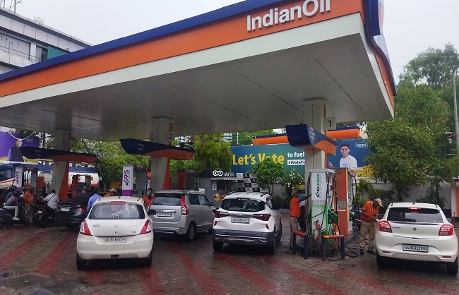 इंडियन ऑयल पेट्रोल पंप के लोगो का प्रतीकात्मक चित्र इंडियन ऑयल पेट्रोल पंप के लोगो का प्रतीकात्मक चित्र